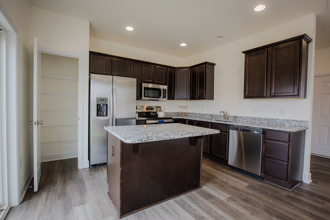 2641 Brownstone Dr in Dover, PA - Building Photo