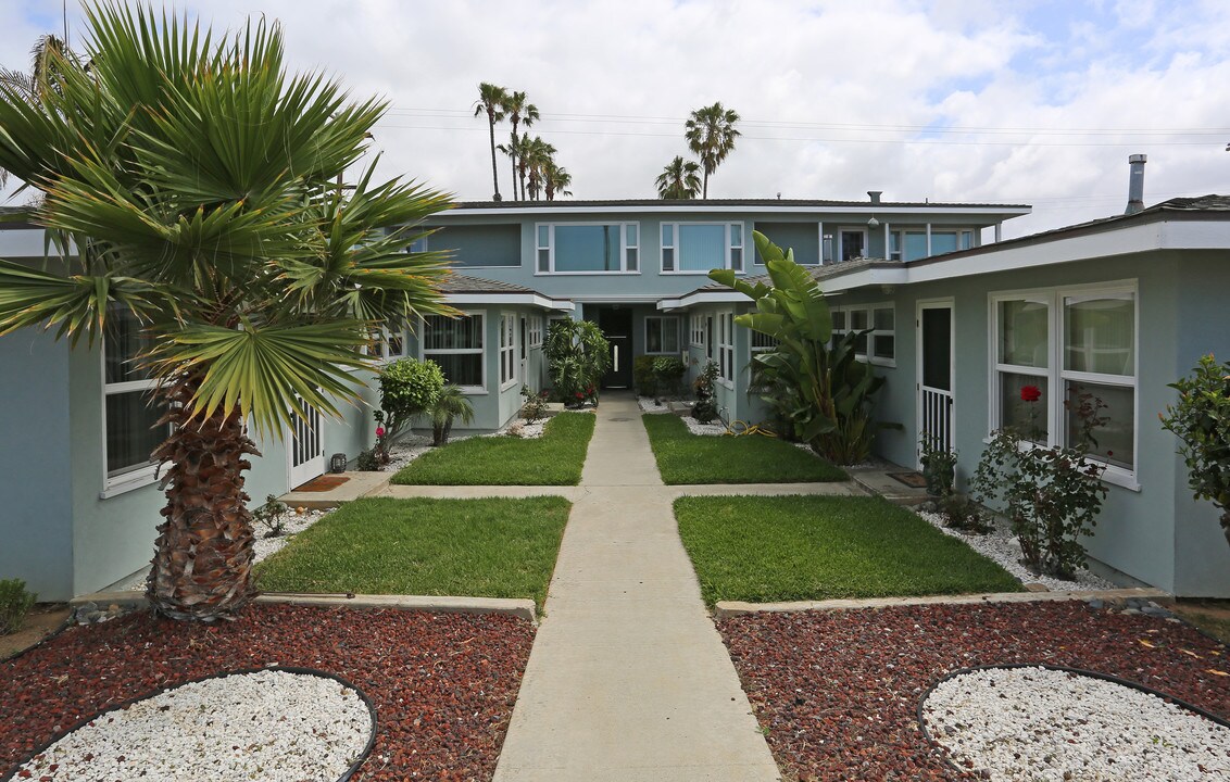 1702 S Pacific St in Oceanside, CA - Foto de edificio