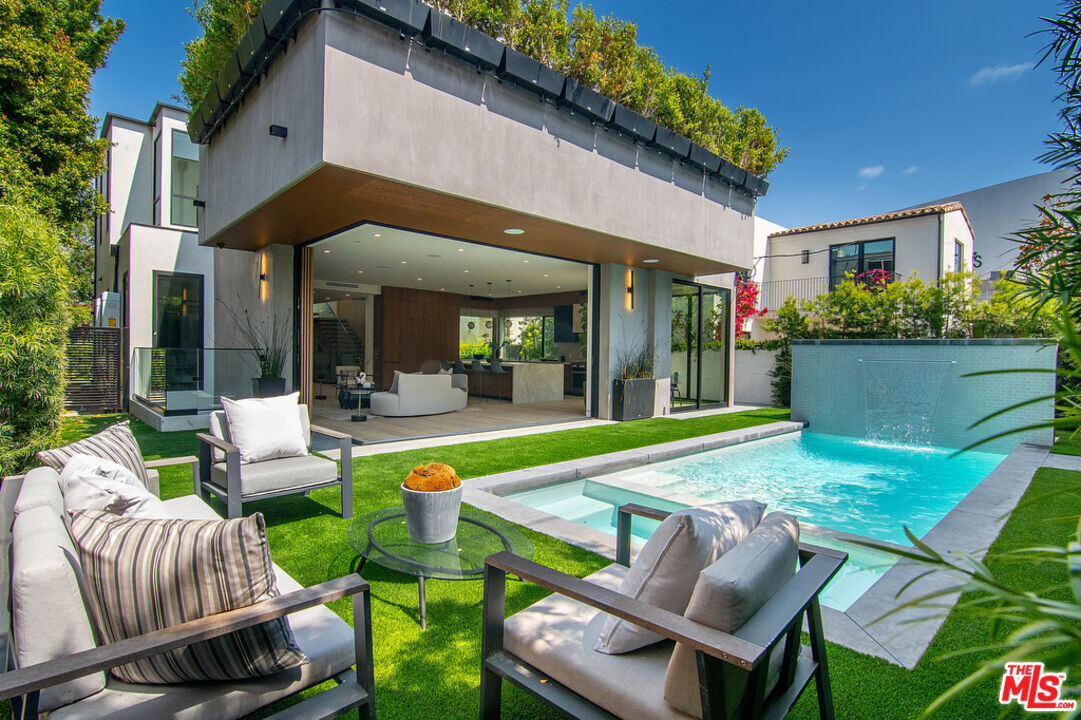 323 Huntley Dr in West Hollywood, CA - Building Photo