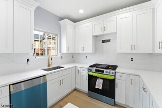 704 Green Ln in Union, NJ - Foto de edificio - Building Photo