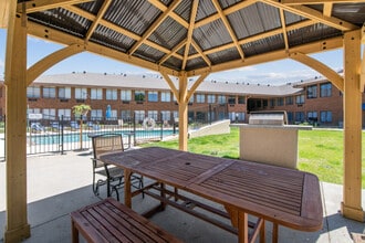 Vivo Living Longmont in Longmont, CO - Foto de edificio - Building Photo