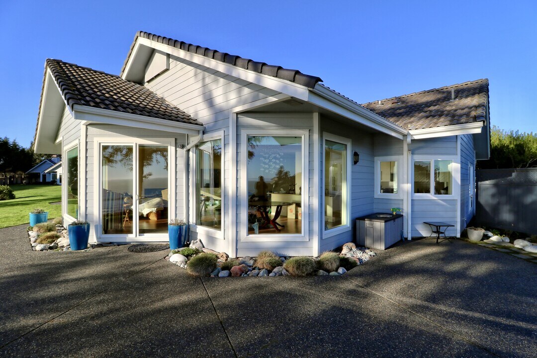 112 Schooner Bay Dr in Brookings, OR - Building Photo