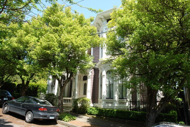 1501 SW Harrison St in Portland, OR - Foto de edificio - Building Photo