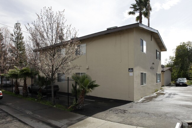 1752 Bell St in Sacramento, CA - Foto de edificio - Building Photo