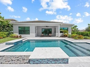 5577 St Armands Way in Westlake, FL - Building Photo - Building Photo