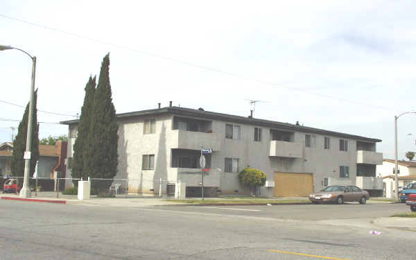 902 N Neptune Ave in Wilmington, CA - Building Photo