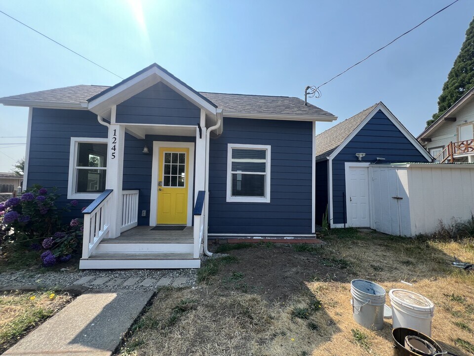 1245 5th St in Bremerton, WA - Building Photo