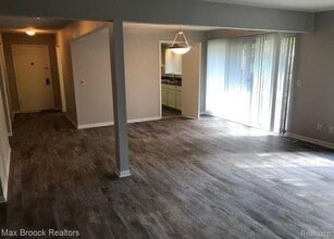 16255 W Nine Mile Rd in Southfield, MI - Building Photo - Building Photo