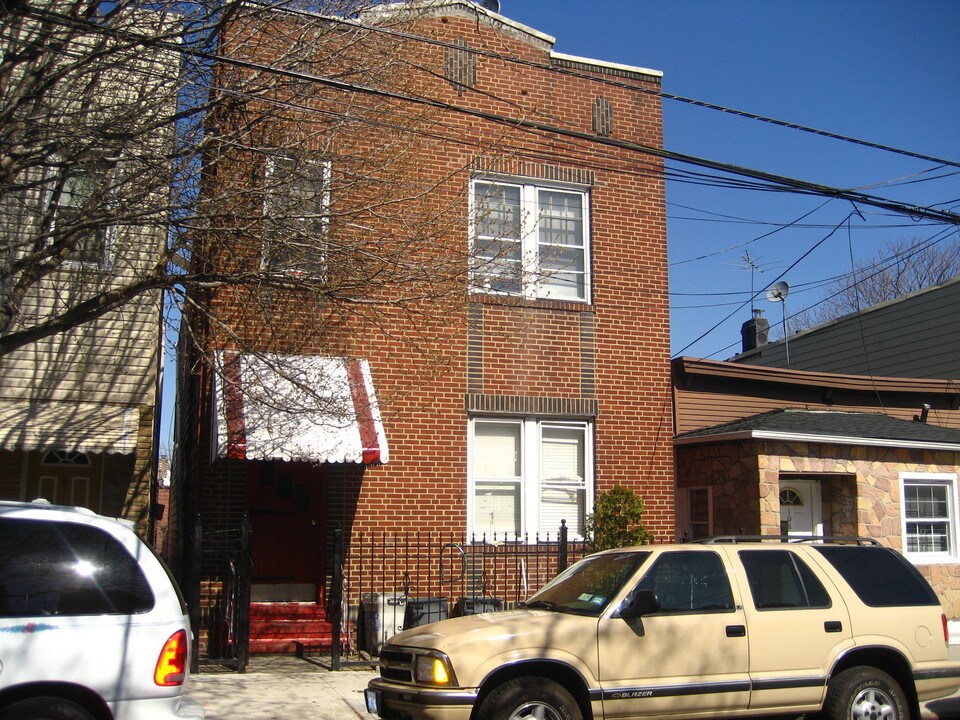 108-43 49th Ave in Flushing, NY - Building Photo