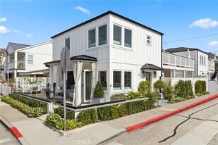 300 Coral Ave in Newport Beach, CA - Building Photo