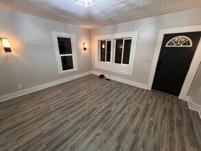 1410 Center St in Lansing, MI - Foto de edificio - Building Photo