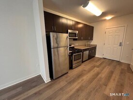 110 Towne St in Stamford, CT - Building Photo