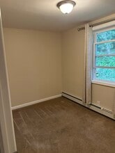 17 Dorchester Rd, Unit Room 2 in Ronkonkoma, NY - Building Photo - Building Photo