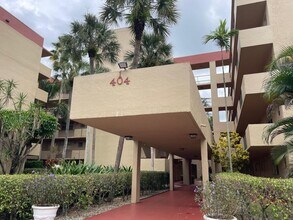 404 NW 68th Ave in Plantation, FL - Foto de edificio - Building Photo