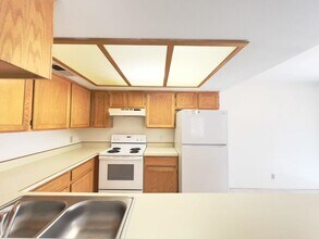 1855 Plum Ct in Henderson, NV - Building Photo - Building Photo