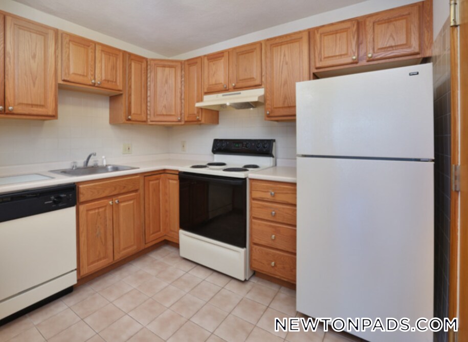 276 Grove St in Newton, MA - Building Photo