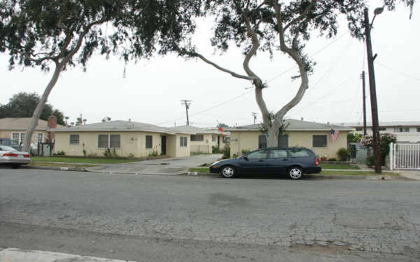 205-207B E Victoria Ave in Montebello, CA - Building Photo