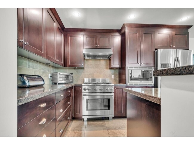 14824 North Bluff Rd in White Rock, BC - Building Photo - Building Photo