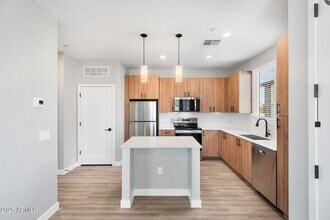 17365 W Lower Buckeye Rd in Goodyear, AZ - Foto de edificio - Building Photo