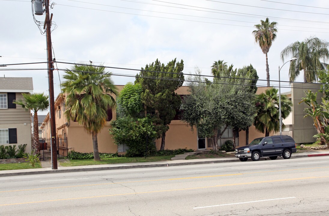 6605 De Soto Ave in Canoga Park, CA - Foto de edificio