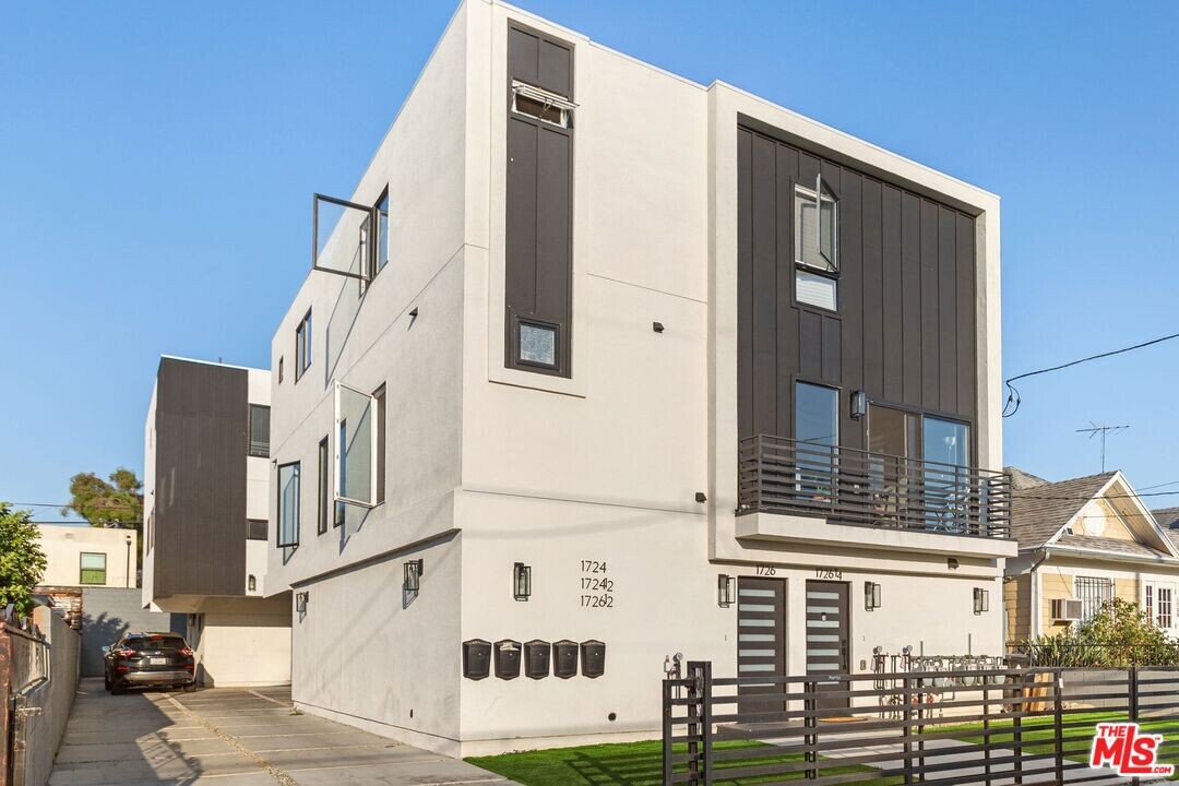 1726 Menlo Ave in Los Angeles, CA - Building Photo