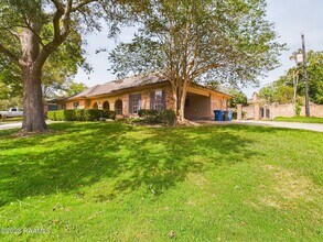 232 Thibodeaux Dr in Lafayette, LA - Foto de edificio - Building Photo
