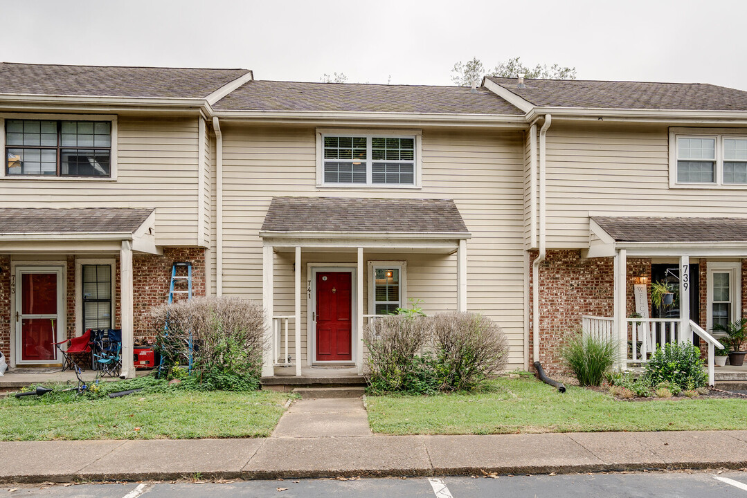 741 Longhunter Ct in Nashville, TN - Foto de edificio