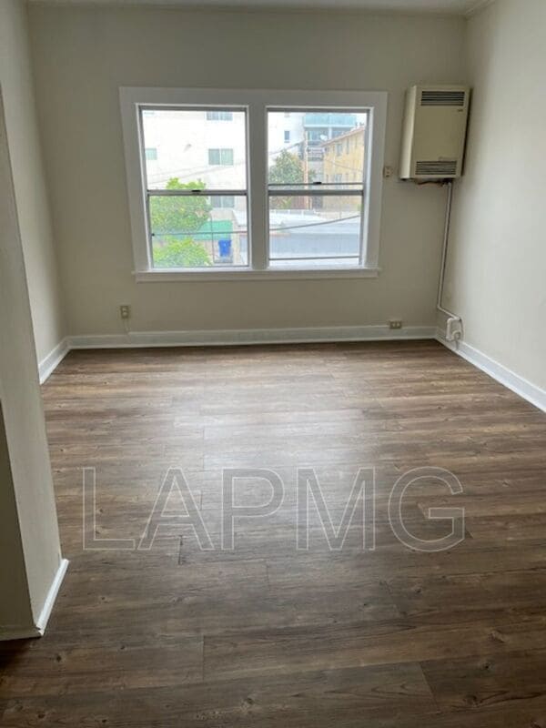 property at 1614 N Kenmore Ave