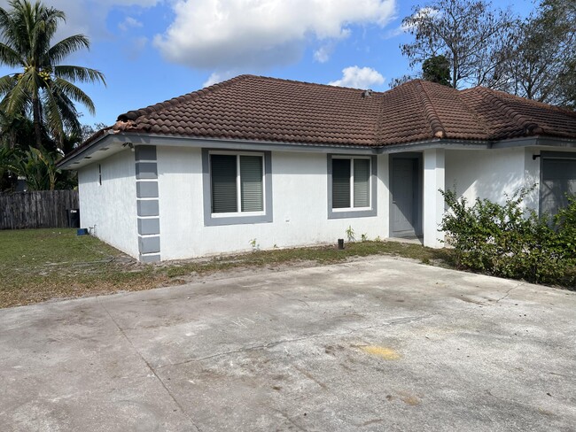 13669 Yarmouth Ct in Wellington, FL - Building Photo - Building Photo