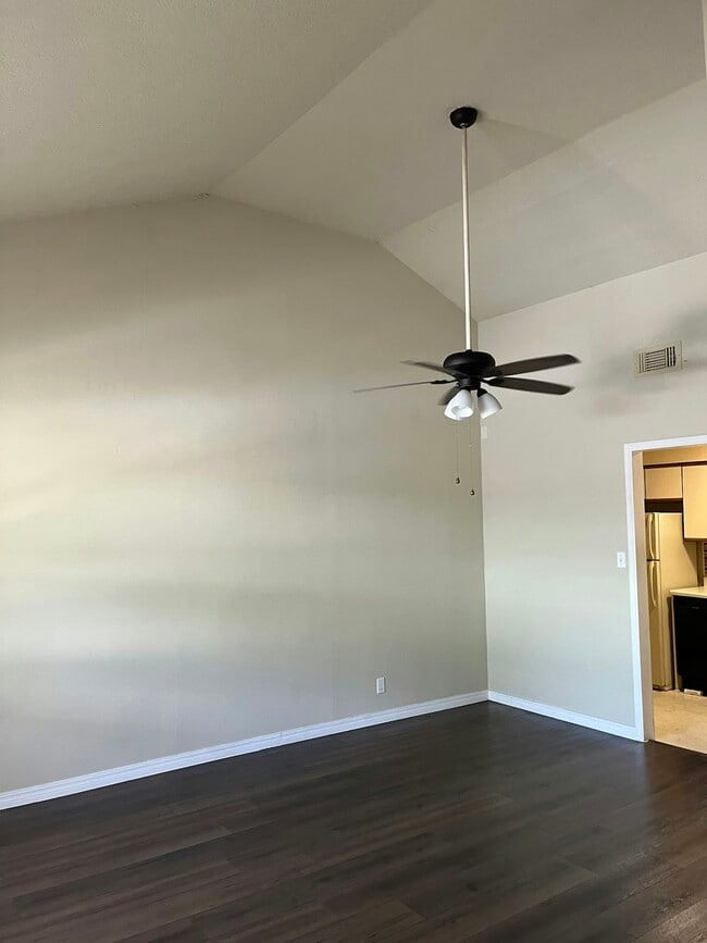 205 N Ormsby St in Alvin, TX - Building Photo - Building Photo