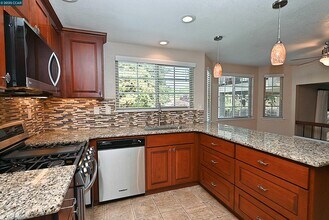 933 Meadowvale Ct in Martinez, CA - Building Photo - Building Photo