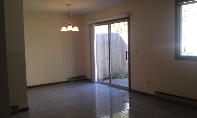 1334 Spring Village Dr in Ontario, OH - Foto de edificio - Building Photo