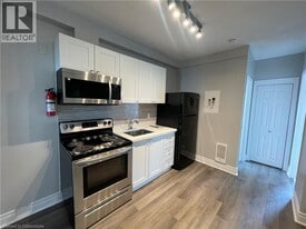 69 E Main St in Welland, ON - Building Photo