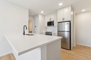 20744-20724 24 Ave NW in Edmonton, AB - Building Photo