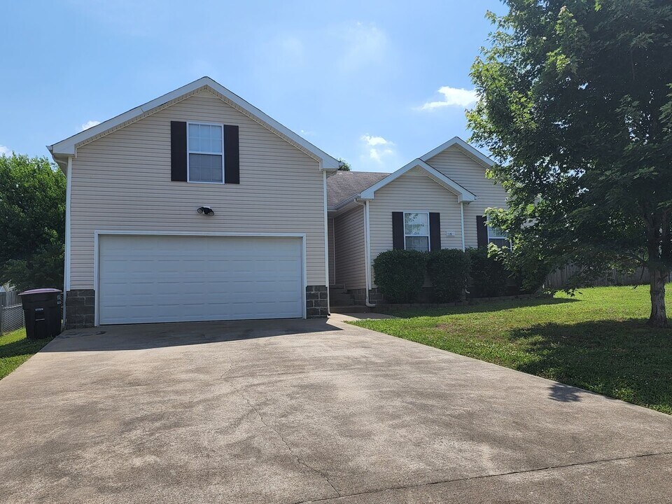 163 Appellate Ct in Clarksville, TN - Building Photo