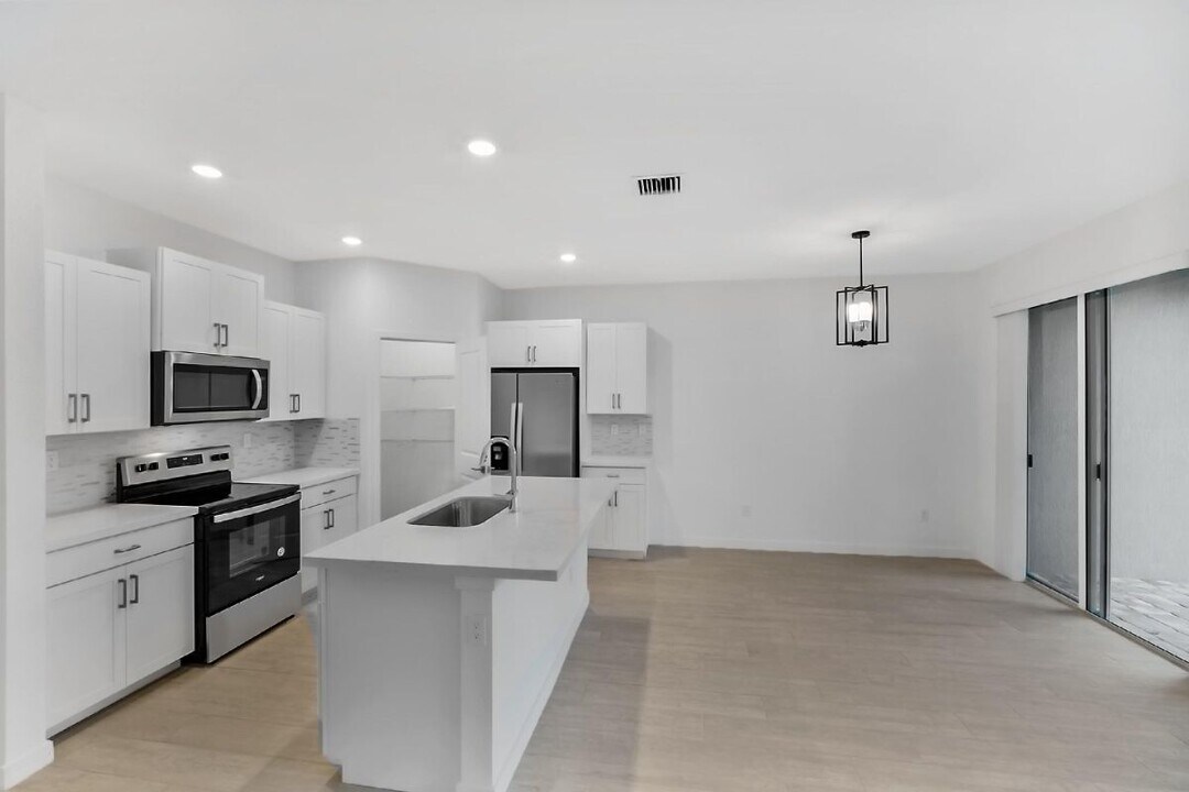 8554 Via Mar Rosso in Greenacres, FL - Foto de edificio