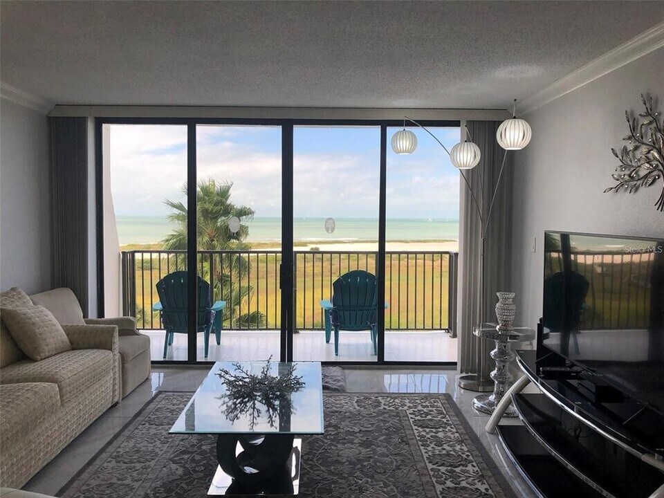 1250 Gulf Blvd in Clearwater, FL - Building Photo