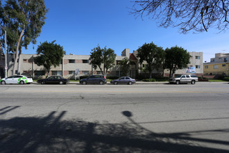 7320 Hazeltine Ave in Van Nuys, CA - Building Photo - Building Photo