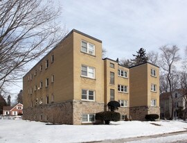 2405 Lakeshore Rd in Burlington, ON - Building Photo