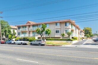 I.B.B.M. Grand Apartments in Reseda, CA - Foto de edificio - Building Photo