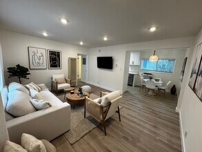 11627 Mayfield Ave, Unit 9 in Los Angeles, CA - Building Photo - Building Photo