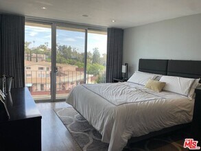 2260 N Cahuenga Blvd in Los Angeles, CA - Building Photo - Building Photo