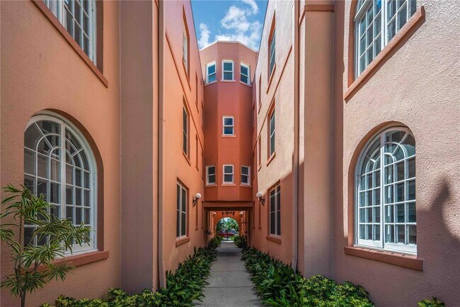 1221 N Palm Ave in Sarasota, FL - Building Photo - Building Photo