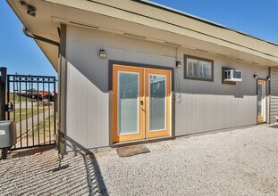 2215 Cleburne St in Houston, TX - Foto de edificio - Building Photo