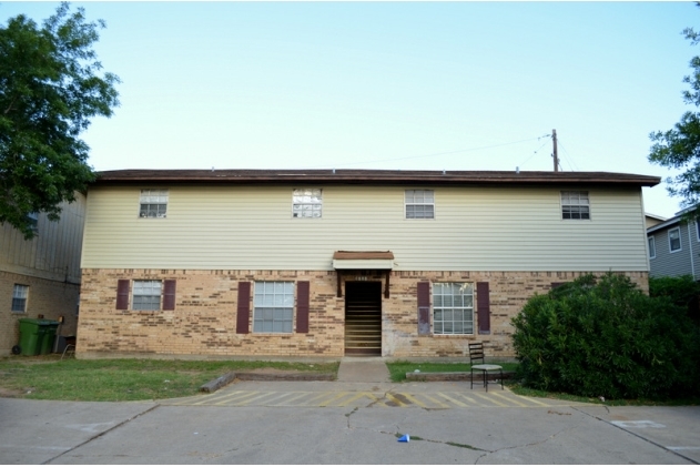 2400 Jaguar Ct in Bryan, TX - Foto de edificio