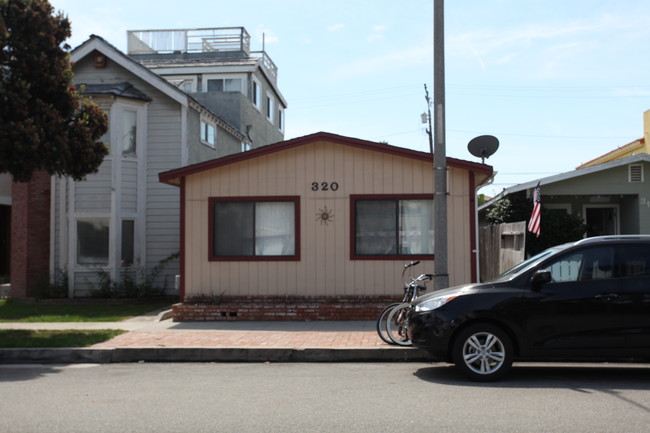 320 14th St in Huntington Beach, CA - Foto de edificio - Building Photo