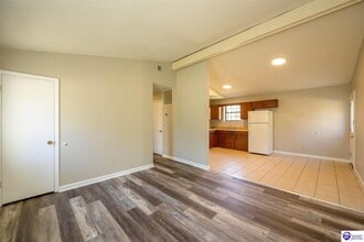 243 S Airview Dr in Elizabethtown, KY - Foto de edificio - Building Photo