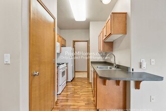 15325 NW Central Dr in Portland, OR - Building Photo - Building Photo