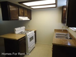 2387 E Springville Ave in Porterville, CA - Foto de edificio - Building Photo