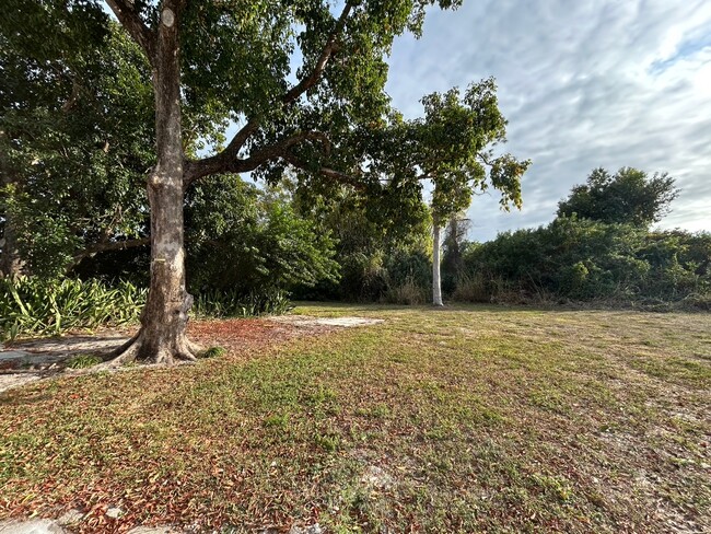 304 South Rd, Unit A in Ft. Myers, FL - Foto de edificio - Building Photo